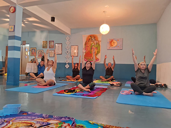 Mulheres fazendo yoga